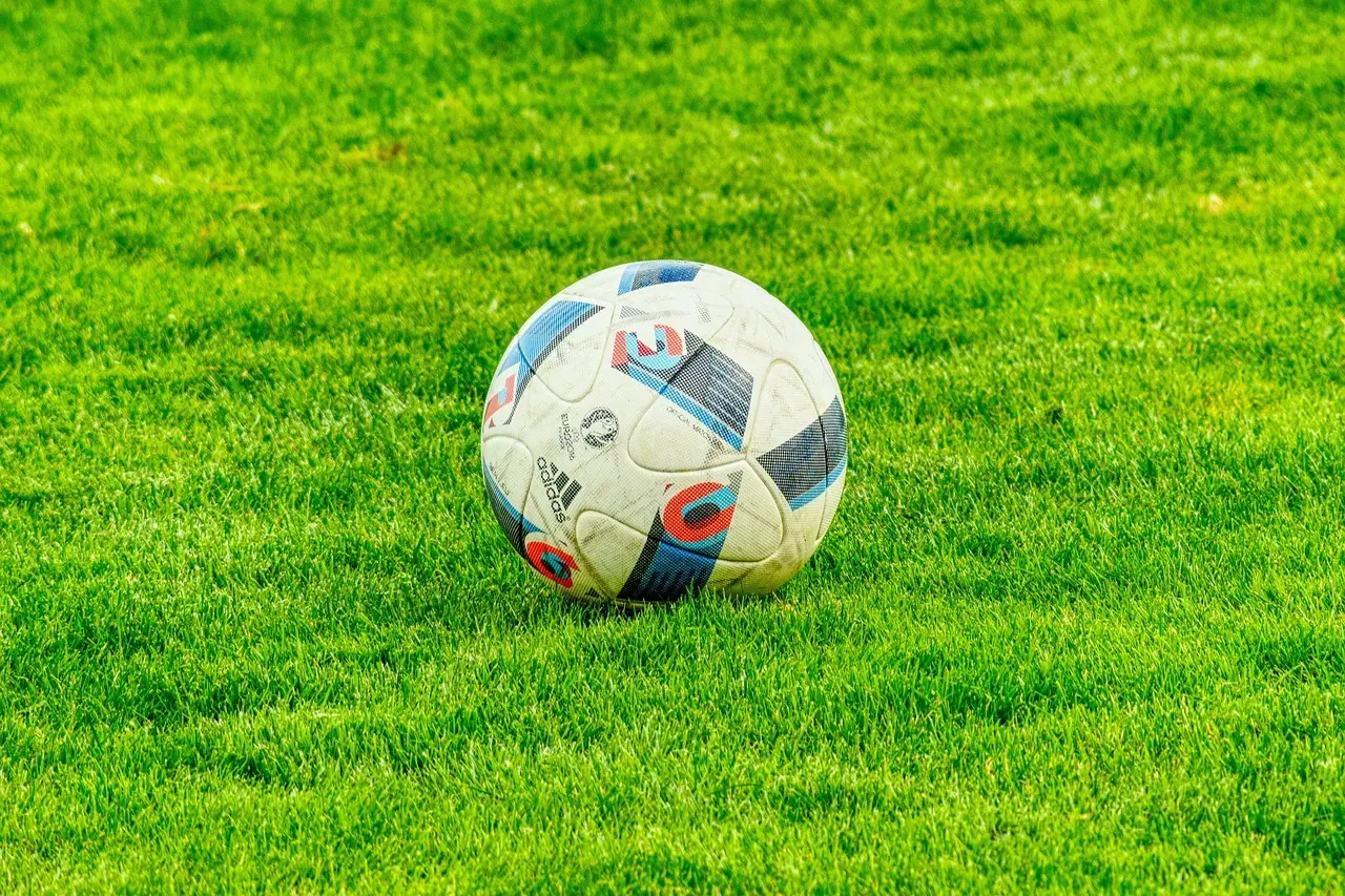 Super League runde 7: Servette i målhumør, stærke vendinger i Zürich og Bern – og to røde kort præger weekenden