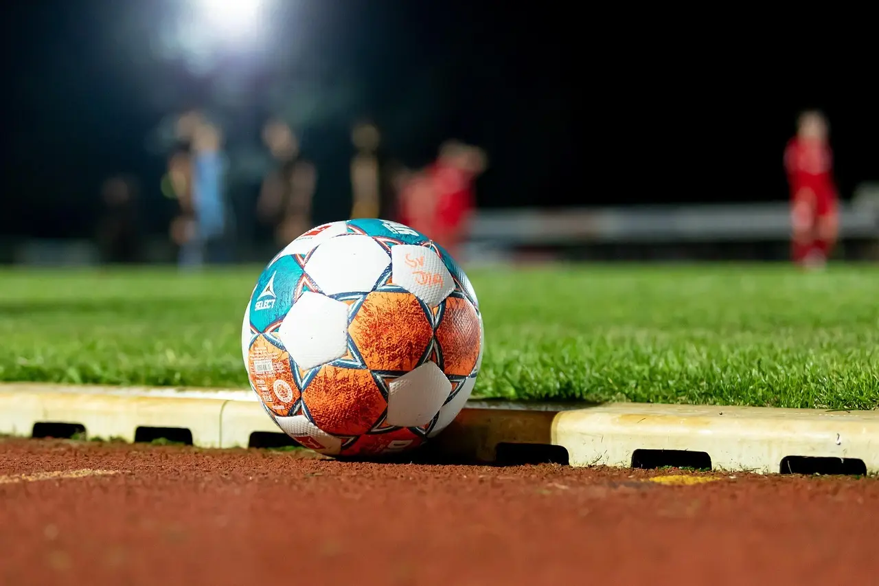 Challenge League runde 9: Udvisning i Neuchâtel, dobbelt målscorer i Nyon og sent drama i Aarau og Vaduz